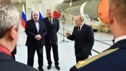 Tổng thống Nga Vladimir Putin và Tổng thống Belarus Alexander Lukashenko và giám đốc Trung tâm vũ trụ Roscosmos Dmitry Rogozin đến thăm sân bay vũ trị Vostochny bên ngoài thành phố Tsiolkovsky