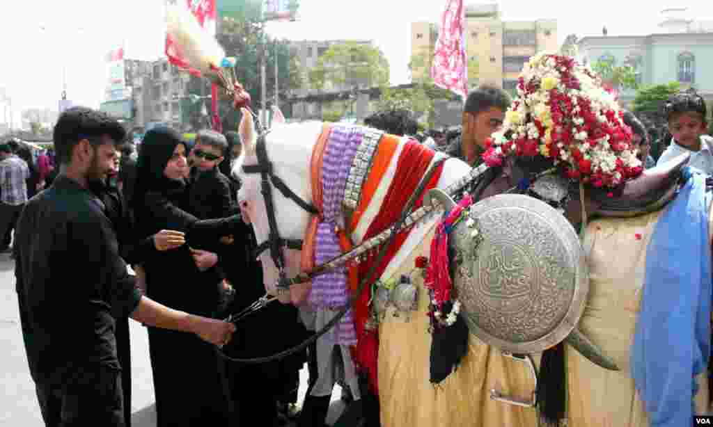 &nbsp;جلوس میں شامل عقیدت مند راستے بھر ذوالجناح کو چومتے اور دعا مانگتے رہے