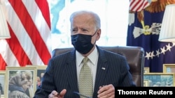 Tổng thống Joe Biden ký ban hành Chương trình Bảo vệ Tiền lương dành cho các doanh nghiệp chật vật vì COVID.