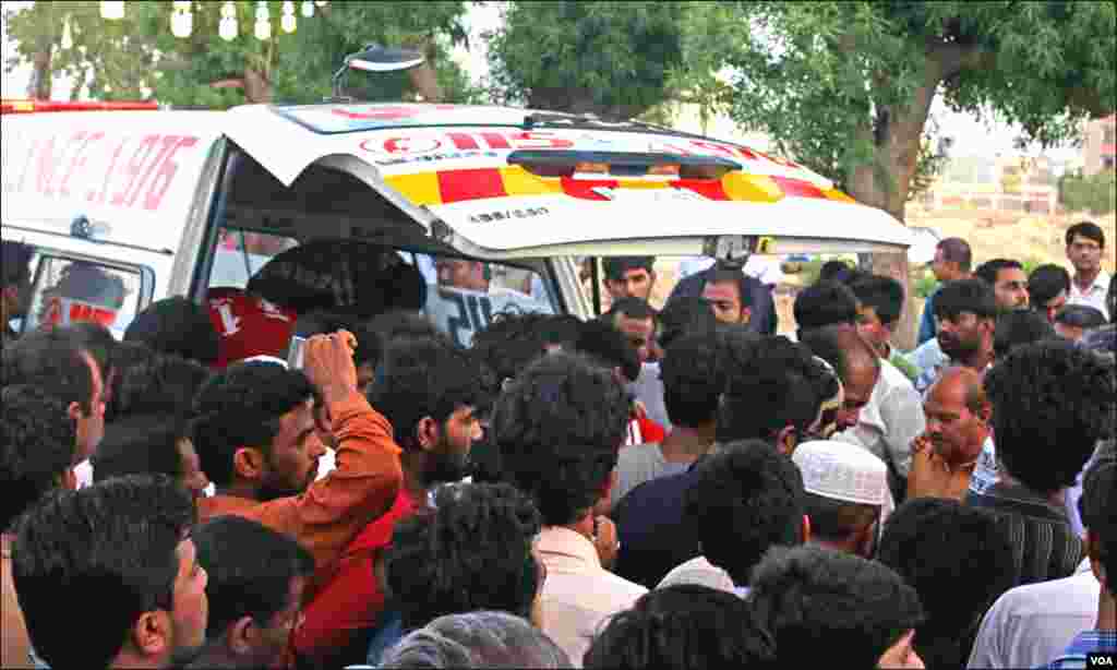 صولت مرزا کے اہل خانہ اور عزیز و اقارب میت کو کاندھوں پر اٹھائے ہوئے ہیں