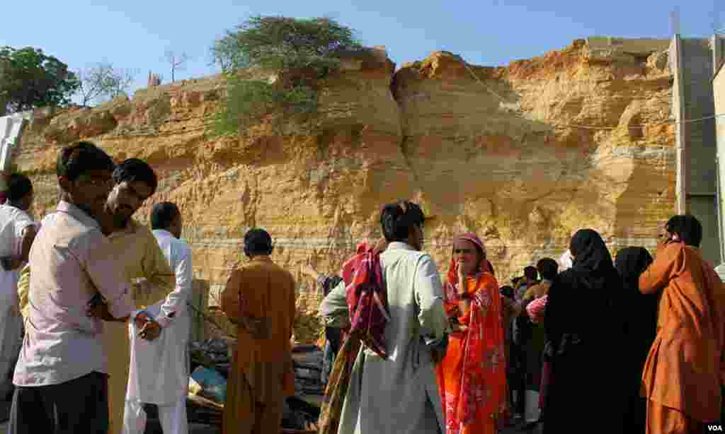 جس دیوار سے تودہ گرا اس جگہ ایک واضح خلا تھا۔