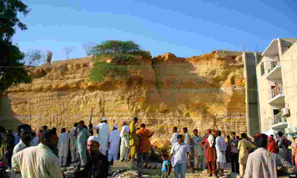 ایک اور تودہ جس میں بڑی بڑی دراڑیں پڑی ہوئی ہیں۔ شبہ ظاہر کیا جارہا ہے کہ یہ بھی کسی وقت گرا سکتا ہے